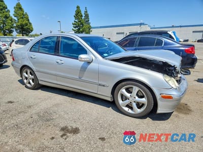 Czwarte zdjęcie samochodu z boku: 2004 MERCEDES-BENZ C 230K SPORT SEDAN VIN:WDBRF40JX4F549745 - miniatura