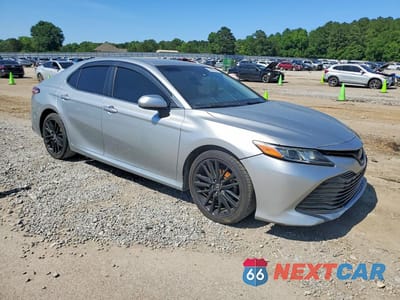 Czwarte zdjęcie samochodu z boku: 2018 TOYOTA CAMRY L VIN:4T1B11HK8JU561702 - miniatura
