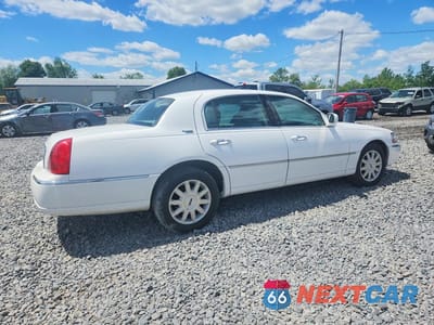Trzecie zdjęcie samochodu z tyłu: 2011 LINCOLN TOWN CAR SIGNATURE LIMITED VIN:2LNBL8CV6BX763503 - miniatura