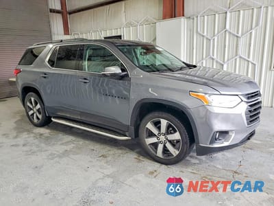 Czwarte zdjęcie samochodu z boku: 2020 CHEVROLET TRAVERSE LT VIN:1GNERHKW0LJ173552 - miniatura