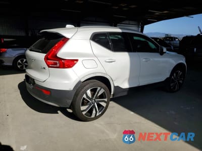 Trzecie zdjęcie samochodu z tyłu: 2023 VOLVO XC40 ULTIMATE VIN:YV4L12UA3P2981476 - miniatura