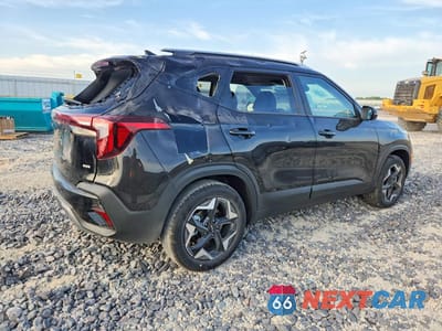 Trzecie zdjęcie samochodu z tyłu: 2026 KIA SELTOS S VIN:KNDEUCAA4T7945225 - miniatura