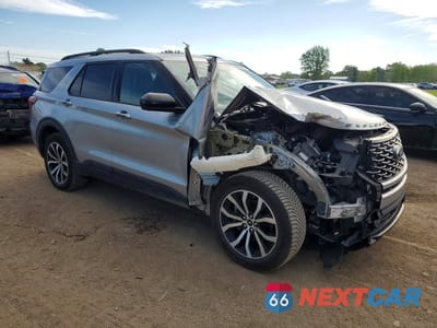 Czwarte zdjęcie samochodu z boku: 2022 FORD EXPLORER ST-LINE VIN:1FMSK8KH9NGC44809 - miniatura