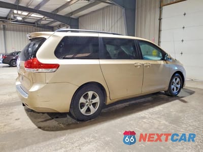 Trzecie zdjęcie samochodu z tyłu: 2012 TOYOTA SIENNA LE VIN:5TDKK3DC9CS191945 - miniatura