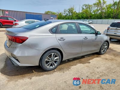 Trzecie zdjęcie samochodu z tyłu: 2022 KIA FORTE LXS VIN:3KPF24AD9NE468269 - miniatura