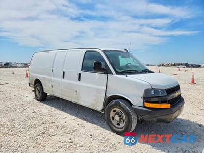 Czwarte zdjęcie samochodu z boku: 2020 CHEVROLET EXPRESS 2500 CARGO DELIVERY VAN VIN:1GCWGBFG5L1253156 - miniatura