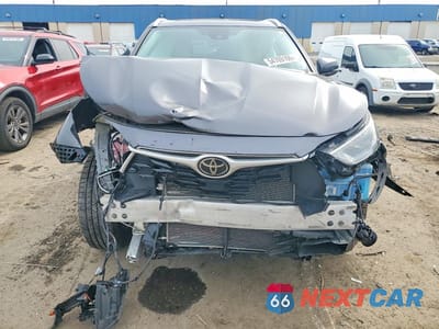 Piąte zdjęcie samochodu w środku: 2022 TOYOTA HIGHLANDER XLE VIN:5TDGZRBH0NS238284 - miniatura