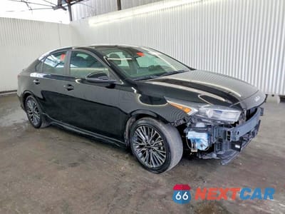Czwarte zdjęcie samochodu z boku: 2022 KIA FORTE GT LINE VIN:3KPF54AD5NE490261 - miniatura