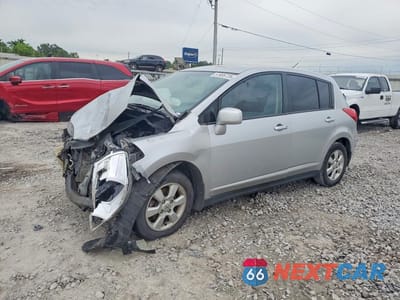 2009 NISSAN VERSA 1.8 S 3N1BC13E69L359899 - główne zdjęcie licytacji z USA - miniatura