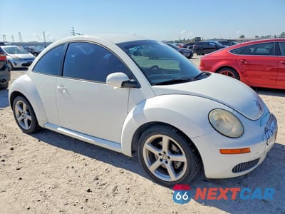 Czwarte zdjęcie samochodu z boku: 2010 VOLKSWAGEN NEW BEETLE VIN:3VWPW3AG5AM028835 - miniatura