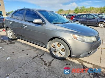 Czwarte zdjęcie samochodu z boku: 2010 KIA FORTE EX VIN:KNAFU4A24A5309171 - miniatura