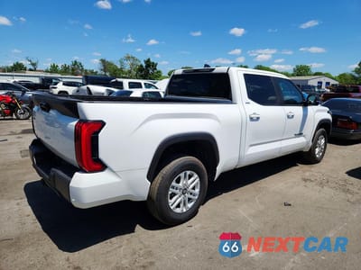 Trzecie zdjęcie samochodu z tyłu: 2026 TOYOTA TUNDRA CREWMAX SR5 VIN:5TFLA5EC8TX051414 - miniatura