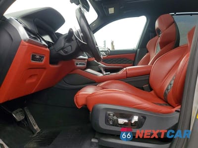 Zdjęcie 7 z 13 samochodu: 2022 BMW X5 M VIN:5YMJU0C06N9L57309 - miniatura