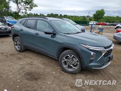 Czwarte zdjęcie samochodu z boku: 2025 CHEVROLET TRAX 1LT VIN:KL77LHEP4SC136768 - miniatura