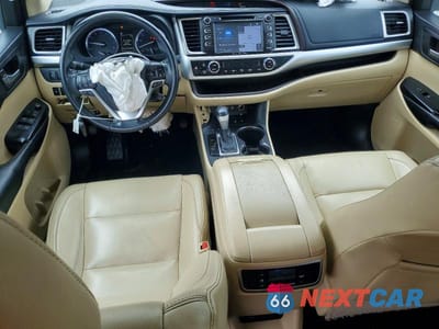 Zdjęcie 8 z 14 samochodu: 2018 TOYOTA HIGHLANDER XLE VIN:5TDJZRFH3JS828067 - miniatura