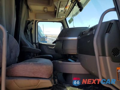 Piąte zdjęcie samochodu w środku: 2022 VOLVO VNL SEMI TRUCK VIN:4V4NC9EH9NN304751 - miniatura