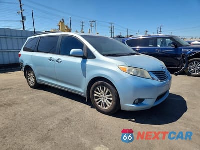 Czwarte zdjęcie samochodu z boku: 2017 TOYOTA SIENNA XLE 8-PASSENGER VIN:5TDYZ3DC7HS807820 - miniatura