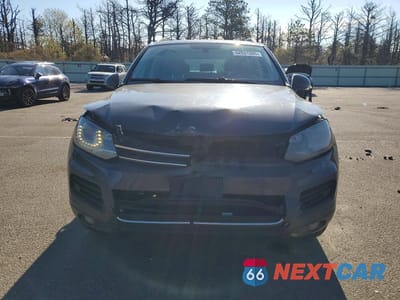 Piąte zdjęcie samochodu w środku: 2011 VOLKSWAGEN TOUAREG V6 VIN:WVGFF9BP5BD006746 - miniatura