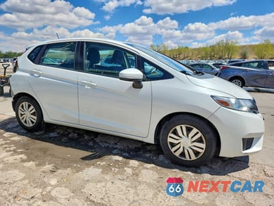 Czwarte zdjęcie samochodu z boku: 2015 HONDA FIT LX VIN:3HGGK5G57FM768587 - miniatura
