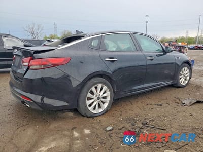 Trzecie zdjęcie samochodu z tyłu: 2018 KIA OPTIMA S VIN:5XXGT4L33JG217187 - miniatura