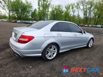 Trzecie zdjęcie samochodu z tyłu: 2012 MERCEDES-BENZ C 300 4MATIC VIN:WDDGF8BBXCR209553 - miniatura