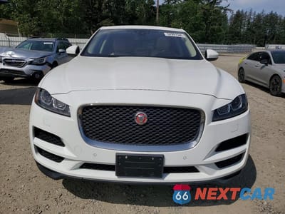 Piąte zdjęcie samochodu w środku: 2017 JAGUAR F-PACE PREMIUM VIN:SADCJ2BNXHA093456 - miniatura