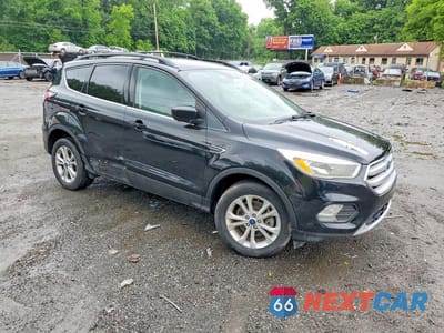 Czwarte zdjęcie samochodu z boku: 2018 FORD ESCAPE SE VIN:1FMCU9GD3JUB87299 - miniatura