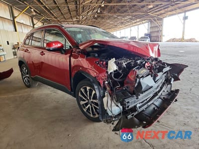 Czwarte zdjęcie samochodu z boku: 2023 TOYOTA COROLLA CROSS XLE VIN:7MUEAABGXPV047309 - miniatura