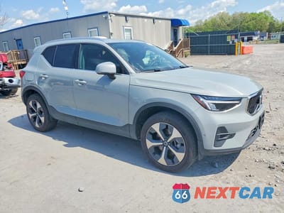 Czwarte zdjęcie samochodu z boku: 2025 VOLVO XC40 PLUS VIN:YV4L12UE7S2599978 - miniatura