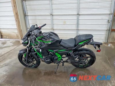 Trzecie zdjęcie samochodu z tyłu: 2025 KAWASAKI ER650 N VIN:ML5EREN12SDAF1787 - miniatura