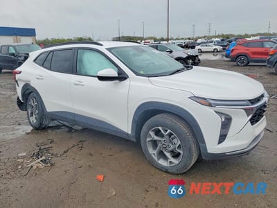 Czwarte zdjęcie samochodu z boku: 2025 CHEVROLET TRAX 1LT VIN:KL77LHEP2SC209359 - miniatura