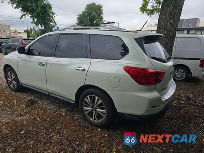 Trzecie zdjęcie samochodu z tyłu: 2018 NISSAN PATHFINDER SV VIN:5N1DR2MN7JC673968 - miniatura
