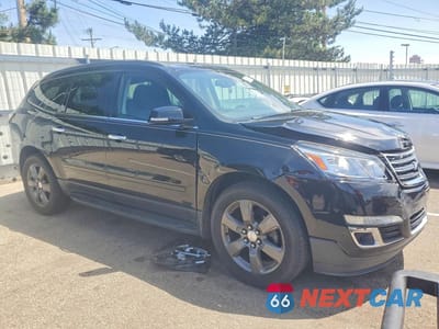 Czwarte zdjęcie samochodu z boku: 2017 CHEVROLET TRAVERSE LT VIN:1GNKRHKD0HJ305007 - miniatura