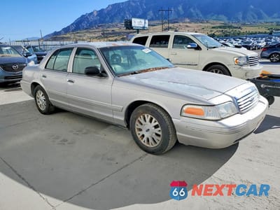 Czwarte zdjęcie samochodu z boku: 2004 FORD CROWN VICTORIA VIN:2FAFP74WX4X132158 - miniatura