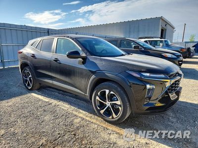 Czwarte zdjęcie samochodu z boku: 2025 CHEVROLET TRAX 1RS VIN:KL77LGEP0SC286905 - miniatura