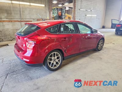 Trzecie zdjęcie samochodu z tyłu: 2015 FORD FOCUS SE VIN:1FADP3K28FL346971 - miniatura
