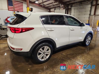 Trzecie zdjęcie samochodu z tyłu: 2019 KIA SPORTAGE LX VIN:KNDPMCAC2K7604771 - miniatura