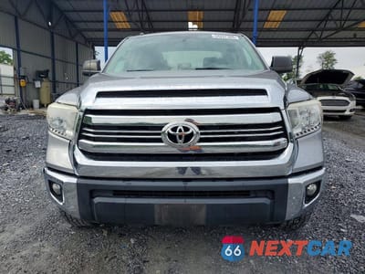 Piąte zdjęcie samochodu w środku: 2017 TOYOTA TUNDRA SR5 VIN:5TFDW5F10HX625420 - miniatura