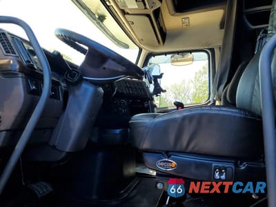 Piąte zdjęcie samochodu w środku: 2016 VOLVO VNL SEMI TRUCK VIN:4V4NC9EJ3GN954200 - miniatura
