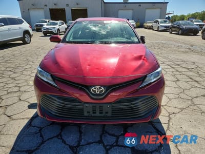 Piąte zdjęcie samochodu w środku: 2019 TOYOTA CAMRY LE VIN:4T1B11HK8KU747922 - miniatura