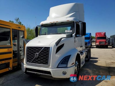 Drugie zdjęcie samochodu z przodu: 2021 VOLVO VNR SEMI TRUCK VIN:4V4WC9EH7MN259134 - miniatura