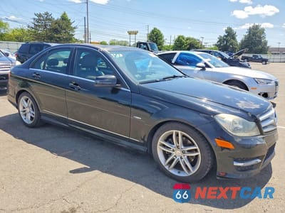 Czwarte zdjęcie samochodu z boku: 2012 MERCEDES-BENZ C 250 VIN:WDDGF4HB4CR218491 - miniatura