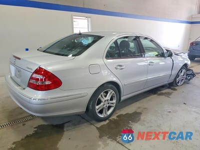 Trzecie zdjęcie samochodu z tyłu: 2004 MERCEDES-BENZ E 500 4MATIC VIN:WDBUF83JX4X145450 - miniatura