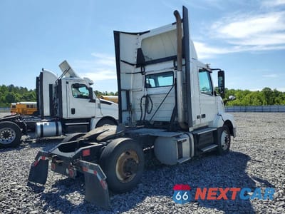 Czwarte zdjęcie samochodu z boku: 2017 VOLVO VNL SEMI TRUCK VIN:4V4N39TG1HN988144 - miniatura