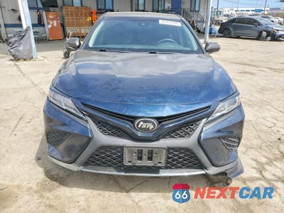 Piąte zdjęcie samochodu w środku: 2018 TOYOTA CAMRY SE VIN:4T1B11HK1JU551142 - miniatura