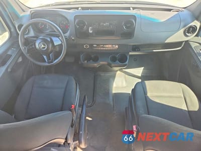 Zdjęcie 8 z 13 samochodu: 2019 MERCEDES BENZ SPRINTER 2500 DELIVERY VAN VIN:WD4PF1CD6KP145691 - miniatura