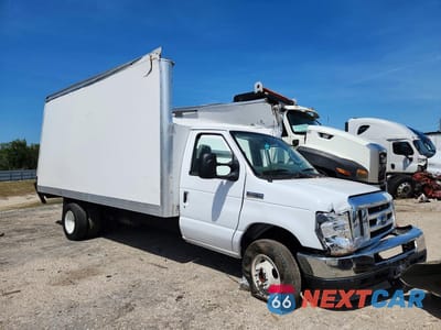 Czwarte zdjęcie samochodu z boku: 2023 FORD ECONOLINE E450 SUPER DUTY CUTAWAY VAN VIN:1FDXE4FN3PDD21622 - miniatura