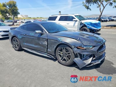 Czwarte zdjęcie samochodu z boku: 2020 FORD MUSTANG VIN:1FA6P8TH8L5104027 - miniatura