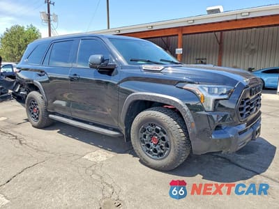 Czwarte zdjęcie samochodu z boku: 2026 TOYOTA SEQUOIA TRD PRO VIN:7SVAAABA1TX077653 - miniatura