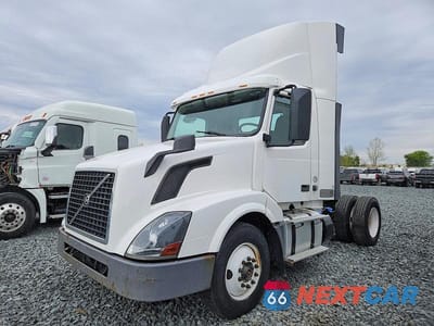 Drugie zdjęcie samochodu z przodu: 2016 VOLVO VNL SEMI TRUCK VIN:4V4N39TG9GN965578 - miniatura